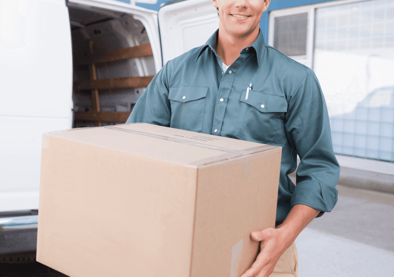 Bote mit Paket in der Hand