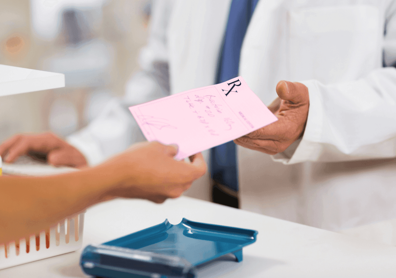 rosanes Rezept wird an Apotheker übergeben