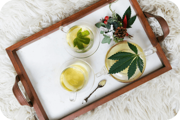Tablett mit Cannabis Teegläsern
